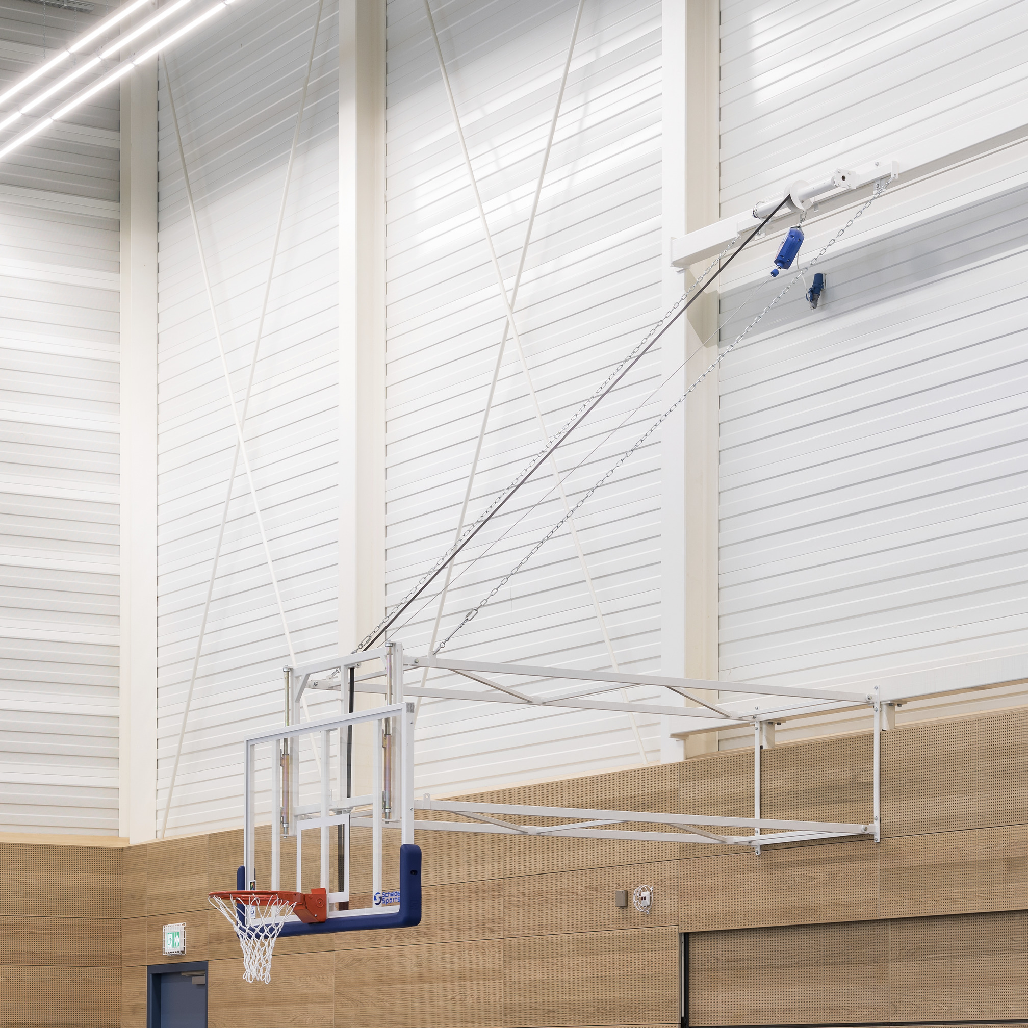 Basket elektrisch vertikaal ophijsbaar - uitval 225 cm - glazen veiligheidsbord - Pro 180° Equal Force Dunkring - voorzien van additionele extra valbeveiliging - geleverd en gemonteerd