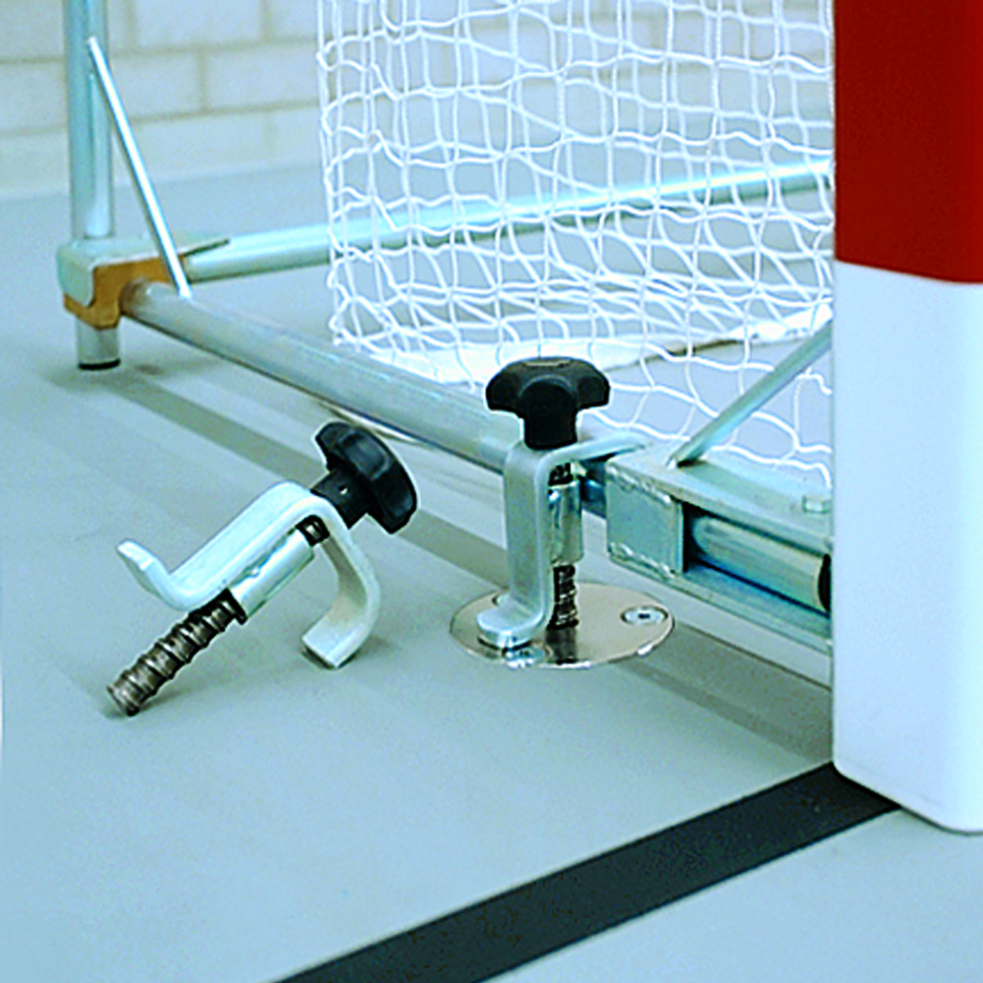 Quick-tightening floor fixation for handball goals with separate rear bar